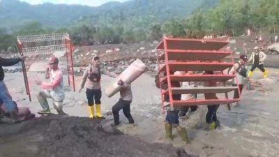 Polri Evakuasi Warga dan Mengamankan Harta Benda di Candipuro