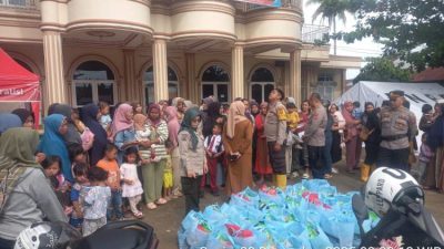 Polda Sumbar Salurkan Bantuan untuk Ibu dan Balita Terdampak Banjir Bandang di Nanggalo