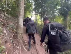 Brimob Polda Aceh Terobos Daerah Terisolir di Bener Meriah, Salurkan Bantuan dan Layanan Kesehatan