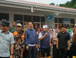 Gubernur Tinjau Banjir Bandang di Batu Busuk, Serahkan Bantuan untuk Warga yang Kehilangan Rumah