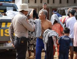 Selimut Sehangat Kasih Ibu, Polres Tapteng Salurkan Pakaian untuk Korban Banjir