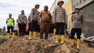 Polwan Tapteng Lupakan Selamatkan Harta Demi Evakuasi Tetangga dari Longsor