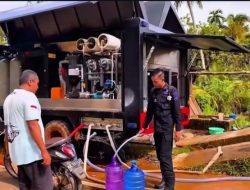 Brimob Polda Bengkulu Distribusikan Air Bersih di Sumatra Barat