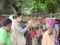 Personel Ops Damai Cartenz Borong Produk UMKM Papua di Timika
