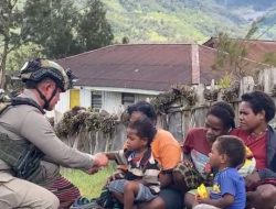 Sentuhan Humanis Satgas Damai Cartenz di Sinak Dengan Bagikan Makanan Ringan kepada Warga