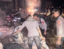 Personel Polri Bersihkan Lumpur dan Sampah Pascabanjir di Jalan Lintas Aceh Tamiang