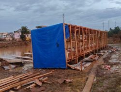 Brimob Polri Bangun MCK Umum di Kuala Simpang