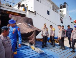 Kapal MV Egon Tiba di Krueng Geukueh, Polri Salurkan Bantuan Kemanusiaan ke Aceh
