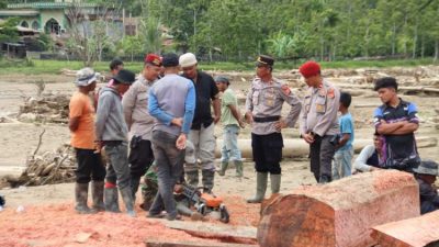 Polres Gayo Lues Bersama Warga Bangun Jembatan Darurat Pasca Banjir Bandang di Penomon Jaya