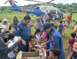 Pilot dan Kru Helikopter Salurkan 145 Al-Qur’an untuk Anak Korban Banjir Aceh Tamiang