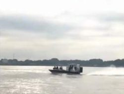 Polri Siagakan Swamp Boat di Kutablang Bireuen, Bantu Mobilitas Warga Pascabencana
