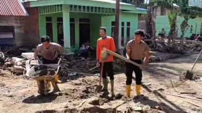 Pascabanjir Bandang, Polres Gayo Lues dan Brimob Aceh Turun Bersihkan Permukiman Warga