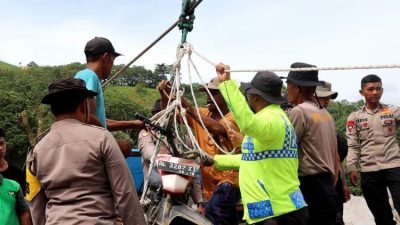 Polres Bener Meriah dan Brimob Pasang Tali Sling, Pulihkan Akses Warga