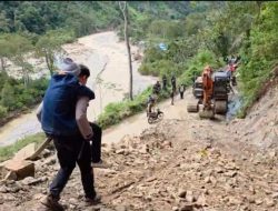 Personel Polres Gayo Lues Gendong Warga Sakit Saat Evakuasi di Dusun Tetumpun