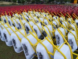 Polda Riau Kirim 3.459 Peralatan Kerja ke Aceh dan Sumbar