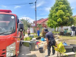 Polri dan BPBD Kota Padang Salurkan Air Bersih ke Lokasi Terdampak Bencana