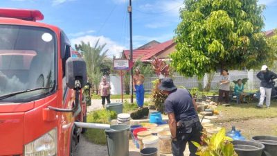 Polri dan BPBD Kota Padang Salurkan Air Bersih ke Lokasi Terdampak Bencana