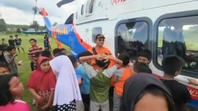 Tawa Anak-Anak Tamiang Jadi Sumber Semangat Bagi Kru Helikopter Polri