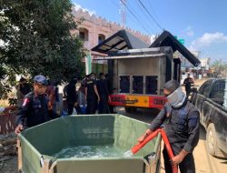 Polri Salurkan Air Bersih dan Masker ke Warga Terdampak Banjir di Nagan Raya