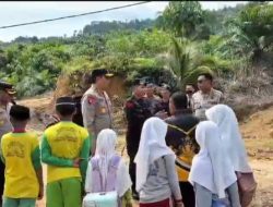 Brimob Polda Kaltara Bangun Jembatan Roboh di Sebatik Tengah