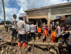 Brimob Polda Riau Evakuasi Jenazah Korban di Palembayan