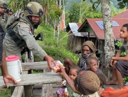 Patroli Humanis Satgas Damai Cartenz Perkuat Kedekatan Warga Kampung Apom