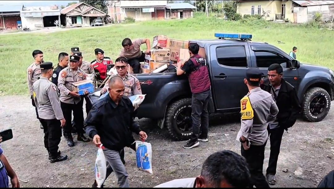Kapolres Aceh Tengah Sapa Pengungsi Ketol, Salurkan Bantuan Kemanusiaan