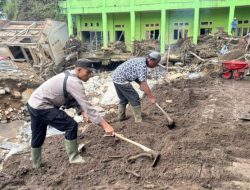 Polres Bener Meriah Turun Tangan Bersihkan Dayah Pascabencana