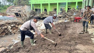Polres Bener Meriah Turun Tangan Bersihkan Dayah Pascabencana