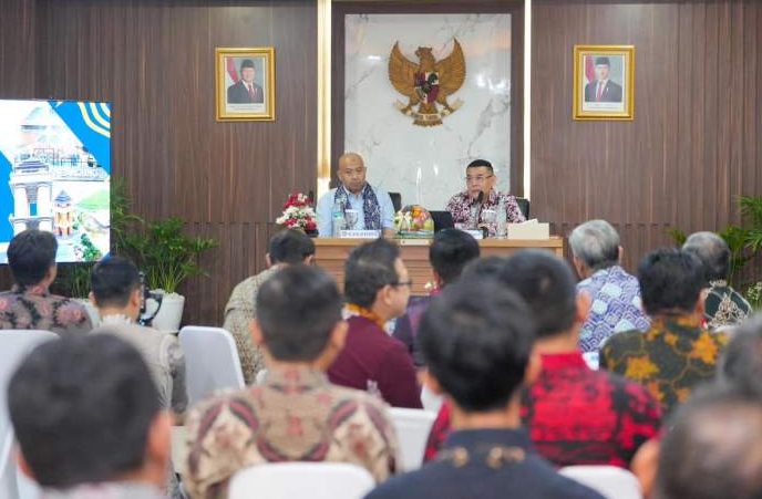 Wamen ATR/BPN Ossy Dermawan memberikan arahan kepada jajaran Kantor Pertanahan Kabupaten Bandung