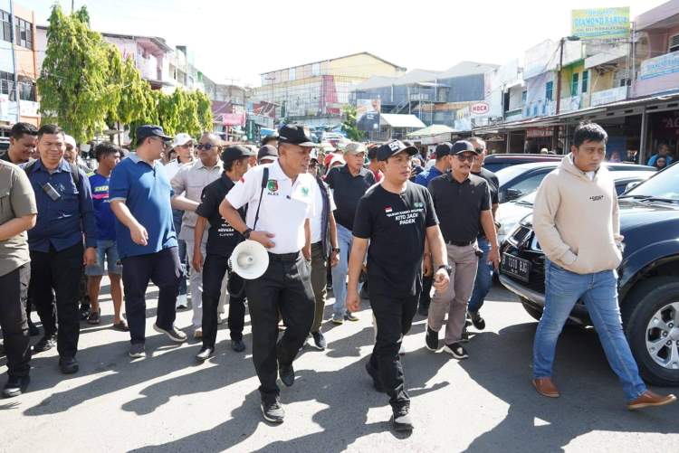 Walikota Bengkulu Dedy Wahyudi meninjau bangunan pelanggar GSB di Kota Bengkulu, Jumat 30 Januari 2026, untuk meningkatkan keindahan dan keteraturan kota.