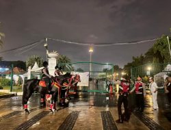 Polisi Berkuda Patroli di Monas, Warga Antusias dan Antre Foto Bareng