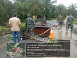 Longsor Rusak Jembatan Penghubung Dua Desa di Mukomuko, Akses Kendaraan Terbatas