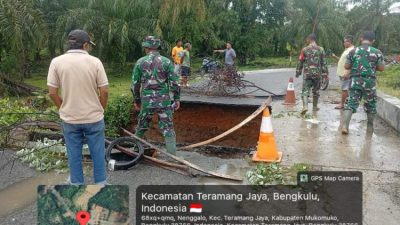 Longsor Rusak Jembatan Penghubung Dua Desa di Mukomuko, Akses Kendaraan Terbatas