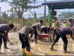 Polri Bersihkan Sekolah Pascabanjir, SD Negeri 1 Karang Baru Siap Digunakan
