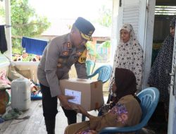 Kapolda Bengkulu Tinjau Banjir Tanjung Jaya, Salurkan Bantuan dan Beri Semangat Warga
