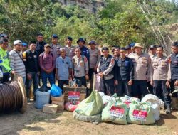 Polres Aceh Tengah Antar Bantuan ke Desa Terisolir di Linge