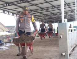 Polisi dan Warga Bersihkan Masjid Syuhada Bener Meriah