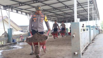 Polisi dan Warga Bersihkan Masjid Syuhada Bener Meriah