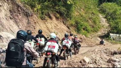 Lewati Medan Ekstrem, Polres Aceh Tengah Antar Sembako ke Desa Terisolir Jamat