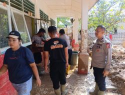 Brimob BKO Polres Tapteng Bergerak Cepat, Bersihkan Sekolah dan Salurkan Air Bersih Pascabencana