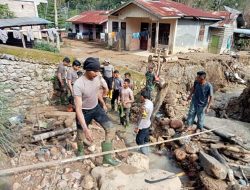 Gotong Royong Pascabanjir, Polri Bersihkan Drainase dan Gorong-gorong di Rusip Antara