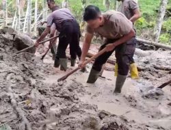 Di Tengah Lumpur, Polri dan Warga Buka Akses Jalan Kampung Setie