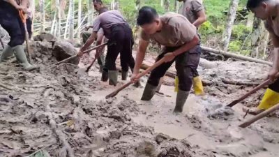 Di Tengah Lumpur, Polri dan Warga Buka Akses Jalan Kampung Setie