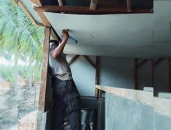 Brimob Bangun MCK untuk Korban Banjir di Tolang Julu