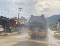 Cegah ISPA Pascabanjir, Polres Aceh Selatan Semprot Jalan Protokol dengan Water Cannon