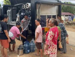 Pascabencana, Brimob Polda Sumut Salurkan Air Bersih ke Warga Sibuluan Nauli