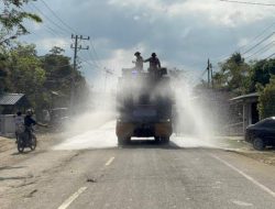 Polres Pidie Jaya Semprot Jalan Pascabanjir, Warga Apresiasi Aksi Humanis Polisi
