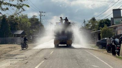 Polres Pidie Jaya Semprot Jalan Pascabanjir, Warga Apresiasi Aksi Humanis Polisi