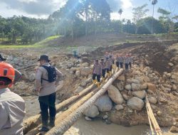 Pulihkan Akses Warga, Brimob Jambi Bangun Jembatan Darurat di Agam
